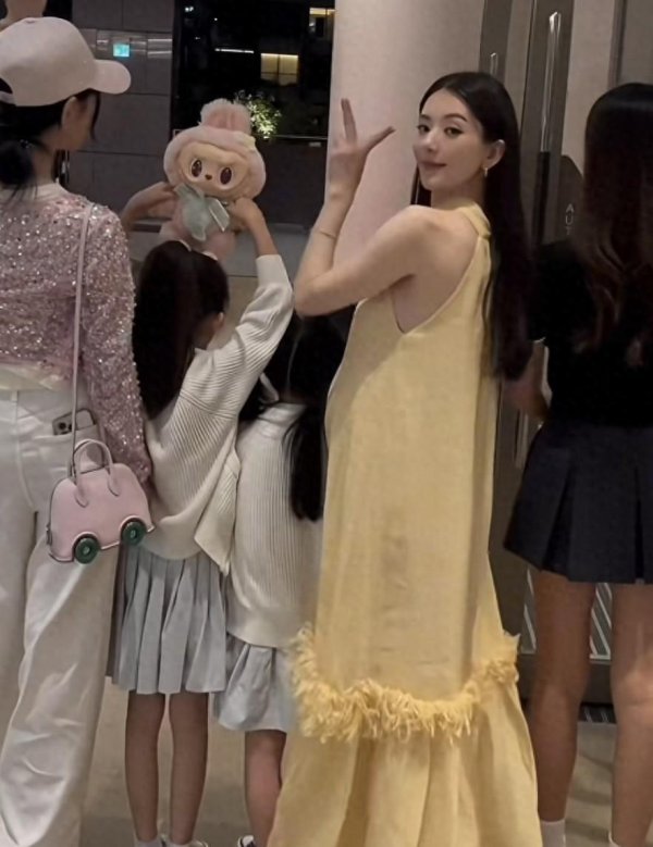 龙辉优配 方媛孕8个月逛街，挺大肚子一脸自豪，菲佣跟着提包，命太好了